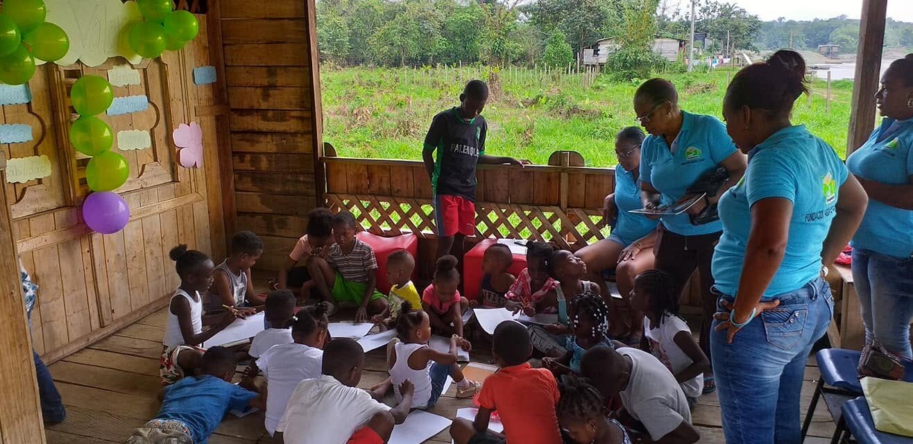 Niñas y niños participan en una actividad educativa comunitaria